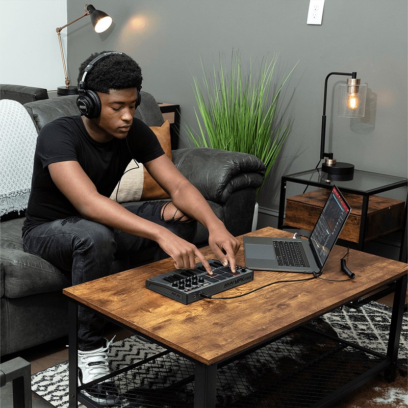 Clavier MIDI USB 25 Mini Notes 8 Pads Écran OLED - Akai KAP MPKMINI3GREY - production