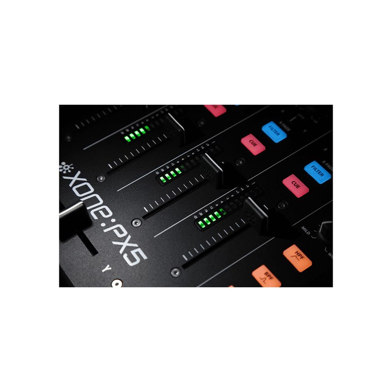 Consoles Club - 4+1 voies stéréo, 2 out stéréo avec effets  -zoom diode