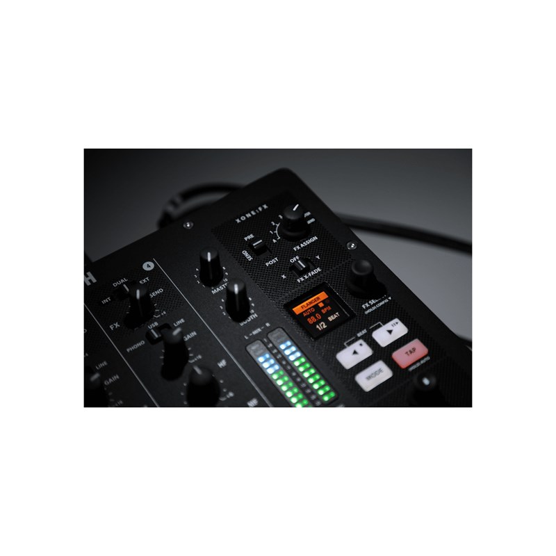 Consoles Club - 4+1 voies stéréo, 2 out - affichage